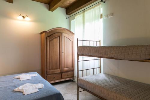 a bedroom with two bunk beds and a window at Agriturismo L'Antico Frutto in Premilcuore