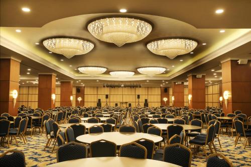 TRYP by Wyndham Izmitにあるレストランまたは飲食店