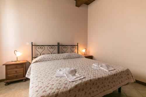 a bedroom with a bed with two towels on it at Agriturismo L'Antico Frutto in Premilcuore