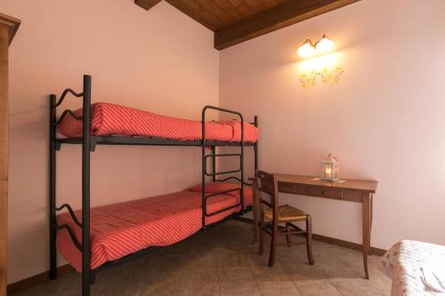 a room with two bunk beds and a desk at Agriturismo L'Antico Frutto in Premilcuore