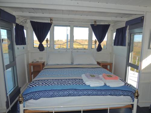 古尔瓦PS Federal Retreat Paddle Steamer Goolwa的一间卧室，床上有两条毛巾