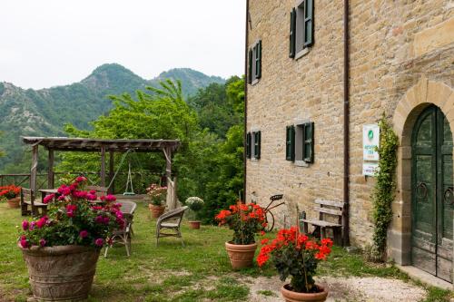 a garden with flowers in pots next to a building at Agriturismo L'Antico Frutto in Premilcuore