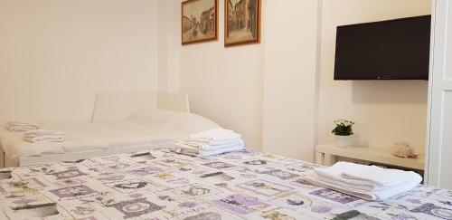 une chambre avec un lit et un tas d'argent dans l'établissement AREA 14 NAVIGLI HOME, à Milan