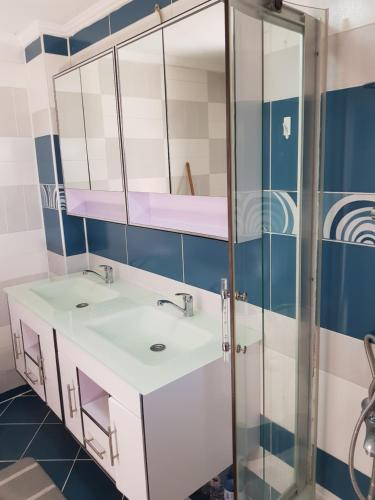 ein Bad mit 2 Waschbecken und einer Dusche in der Unterkunft BTO Holiday Home in Sarajevo