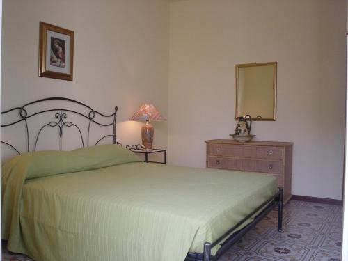 1 dormitorio con cama, tocador y espejo en Condominio SPORTING, en Lignano Sabbiadoro