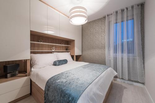sypialnia z dużym łóżkiem i oknem w obiekcie Villa Franica Zadar w mieście Zadar
