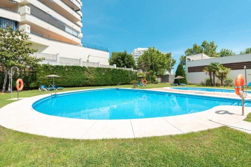 uma piscina em frente a um edifício em Apartamento Marbella Azul em Marbella