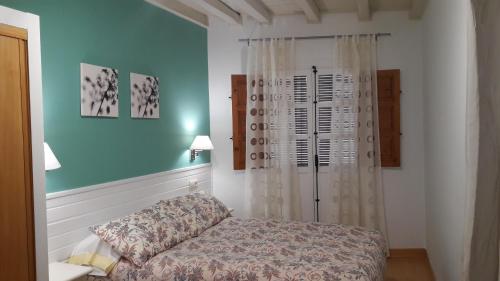 um quarto com uma cama e uma cortina em La casita del jerte em Cabezuela del Valle