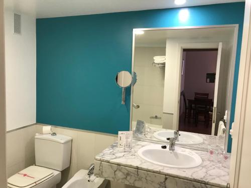 Een badkamer bij Hotel Spa La Quinta Park Suites