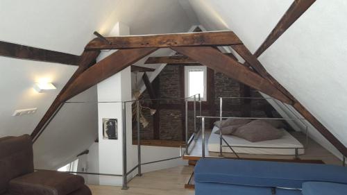 ein Schlafzimmer mit einem Bett im Dachgeschoss in der Unterkunft Ferienwohnung Cafe Sander's Engelshäusschen in Niederfell