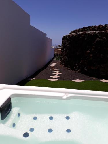 a hot tub in the side of a building at Loft La Tahonilla in Tías