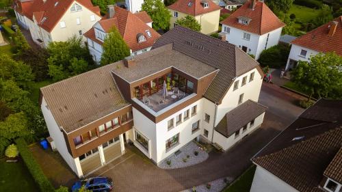 巴特德里堡的住宿－Haus Eyers，享有大型白色房屋顶部景致,设有屋顶