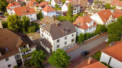 巴特德里堡的住宿－Haus Eyers，享有带房屋和街道的城市美景