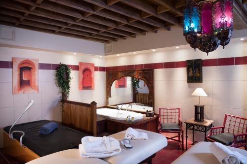 Posezení v ubytování Hotel et Spa Le Lion d'Or