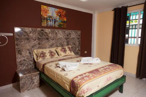 a bedroom with a bed with towels on it at Residencial Turistico Cuba in Panama City