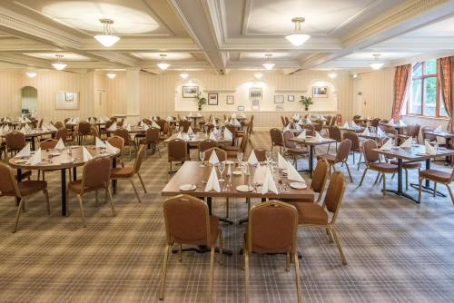 een eetkamer met tafels en stoelen bij Alexandra Hotel in Fort William