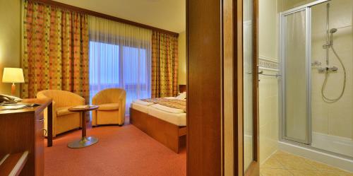 Tempat tidur dalam kamar di Wellness Hotel Happy Star