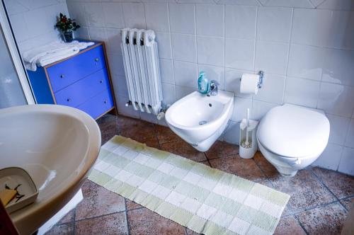 łazienka z umywalką i toaletą w obiekcie Bed & Breakfast Il Giardino w mieście Baricella