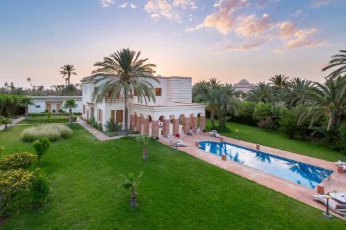 an aerial view of a house with a swimming pool at Domaine Rosaroum in Marrakech
