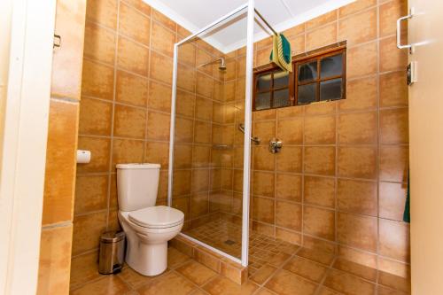 Gooderson Leisure Riverbend Chalets Self Catering and Timeshare Gold Crown Resort tesisinde bir banyo