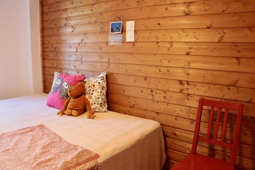 un osito de peluche sentado en una cama en un dormitorio en Canto Mundo, en Castelo de Vide