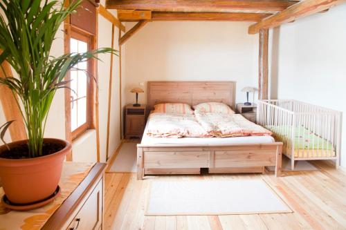 Tempat tidur dalam kamar di Lehmhof-Lindig
