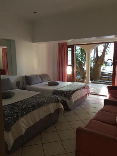 Knysna N2 Lodgeにあるベッド