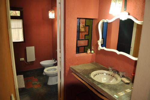 y baño con lavabo y aseo. en Cabañas La Pampilla en San Javier