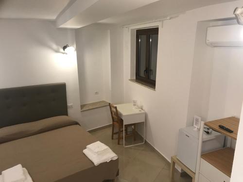 a small room with a bed and a small table at B&B Villa sul Mare in Melito di Porto Salvo