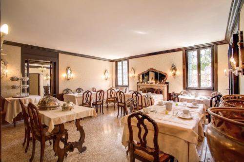 Reštaurácia alebo iné gastronomické zariadenie v ubytovaní Pensione Seguso