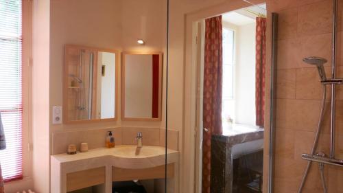 Ванна кімната в B&B Château de Preuil