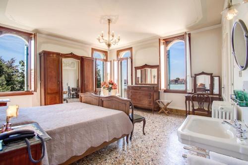 a bedroom with a bed and a sink and a tub at Pensione Seguso in Venice