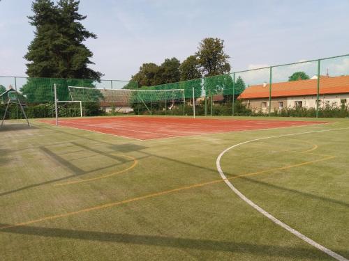 Tenis alebo squash v ubytovaní Chalupa Laziště v Posázaví alebo jeho okolí
