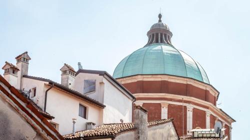 a building with a green dome on top of it at BRE Apartments - Fresche Frasche in Vicenza