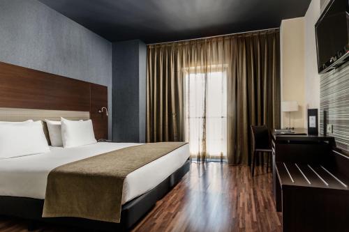 a hotel room with a bed and a desk at Eurostars Asta Regia Jerez in Jerez de la Frontera