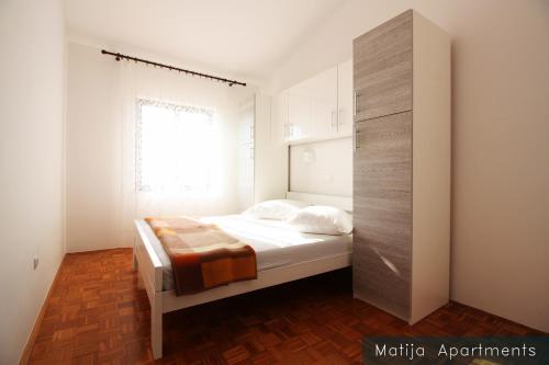 Ένα ή περισσότερα κρεβάτια σε δωμάτιο στο Apartmani Matija