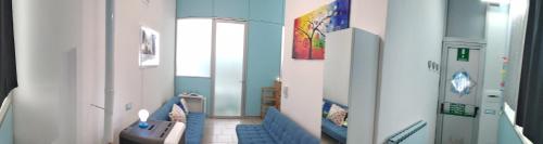 萊里奇的住宿－Casa Micol Lerici，一间设有走廊和蓝色楼梯的房间