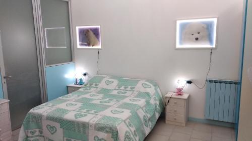een slaapkamer met een bed met een groen dekbed bij Casa Micol Lerici in Lerici