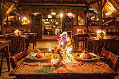 - une table dans un restaurant avec deux plats dans l'établissement Lakana Hotel, sur l'île Sainte-Marie