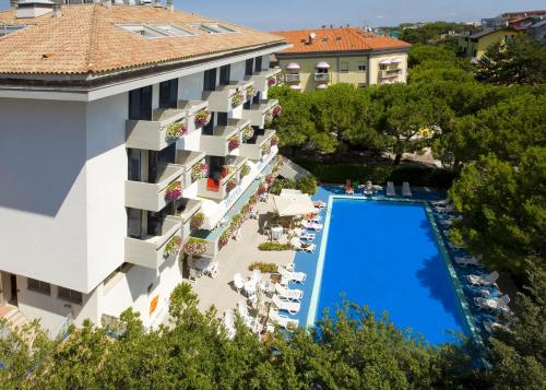 A view of the pool at Hotel Metropol or nearby