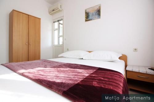 Ένα ή περισσότερα κρεβάτια σε δωμάτιο στο Apartmani Matija