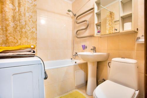 ein kleines Bad mit WC und Waschbecken in der Unterkunft Апартаменты в самом центре in Mykolajiw