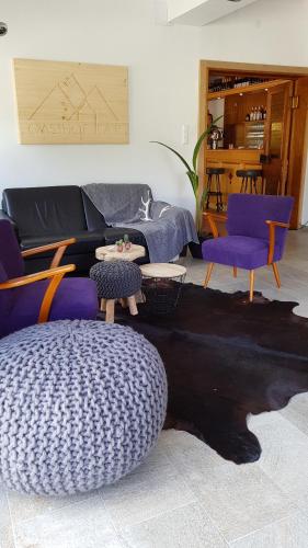 Ein Sitzbereich in der Unterkunft Gasthof Fair