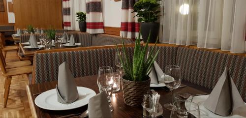 Ein Restaurant oder anderes Speiselokal in der Unterkunft Gasthof Fair 