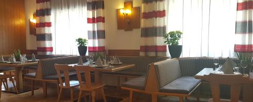 Ein Restaurant oder anderes Speiselokal in der Unterkunft Gasthof Fair 