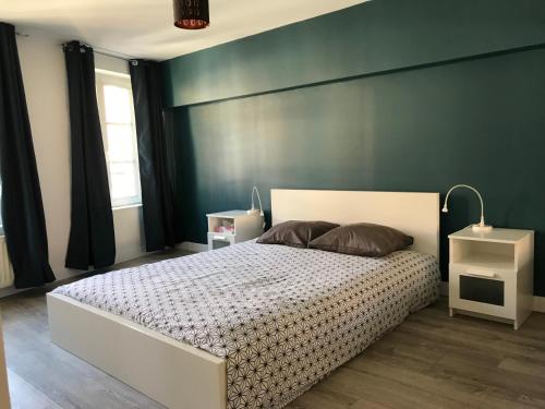 メスにあるAppartement Champéの緑の壁のベッドルーム1室(白いベッド1台付)