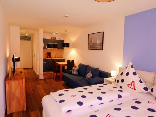 Zimmer mit einem Bett und einem Sofa sowie einer Küche in der Unterkunft Ferienapartement Boot in Meersburg