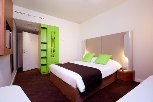 A bed or beds in a room at Campanile Wroclaw Centrum