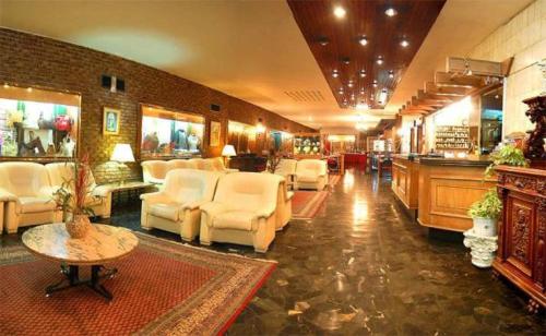 a salon with white chairs and a waiting room at Hotel London Palace in Montevideo