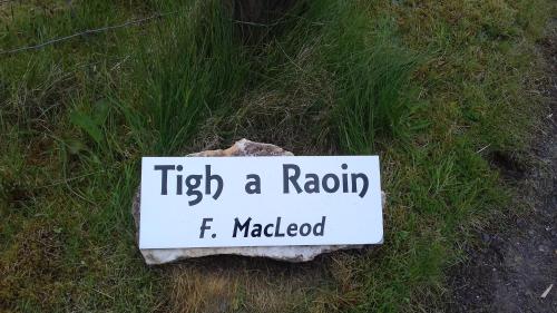 Un signo que lee lucha contra una radula hecha en la hierba en Tigh A Raoin, en Portree